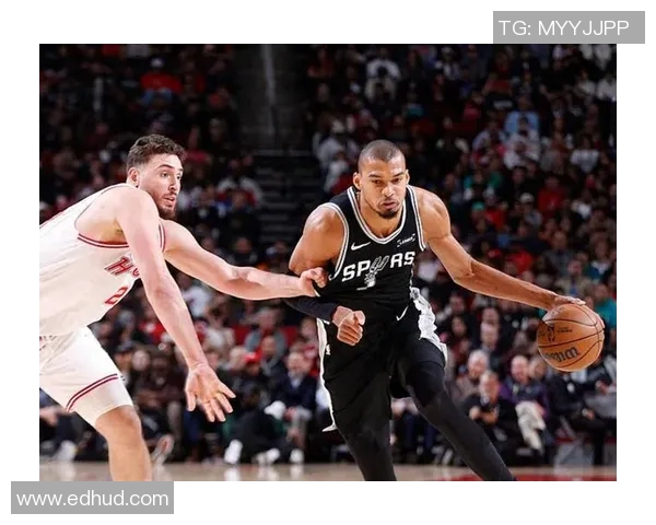 快船与马刺季后赛第三场激战回顾与精彩瞬间分析